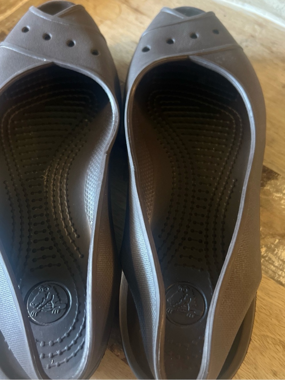 CROCS Women’s Brown Peep-Toe Slingback Flats - Picture 5 of 7